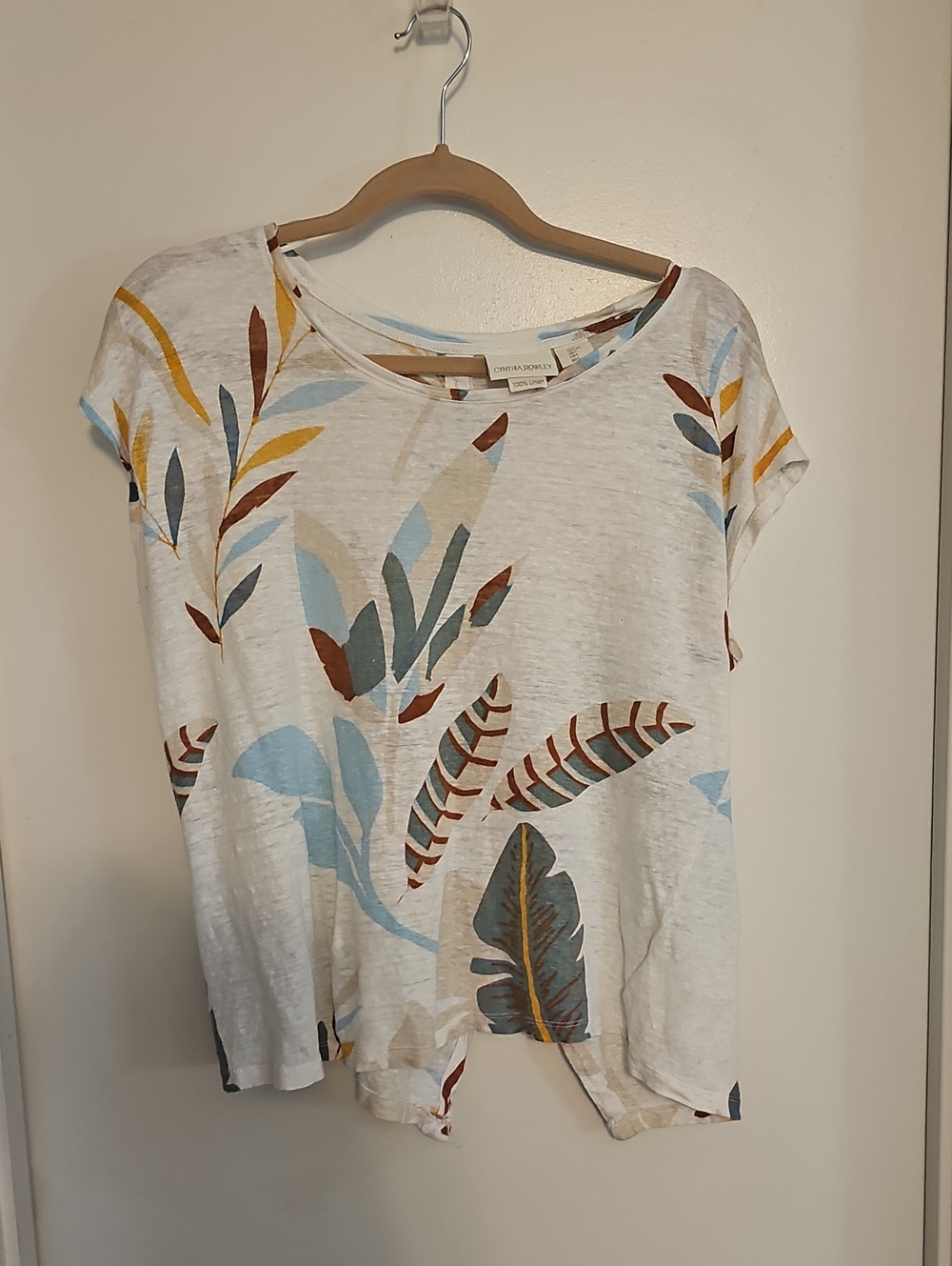 Linen✨️Cynthia Rowley Cream  Linen Tee with Floral Print. Buttons Down Back ✨️